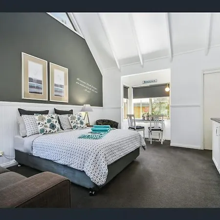 Creek Cottage Bed And Breakfast Traralgon Exterior photo